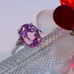 Pt950クンツアイト・ダイヤリング　KN：7.00ct　D：0.07ct　地金重量：5.52g　現行サイズ：14番　￥160,000（税込）