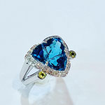 K18WGブルートパーズ・ペリドット・ダイヤリング　BT：6.81ct　P：0.12ct　D：0.15ct　重量：11.1g　現行サイズ：12番　￥220,000（税込）