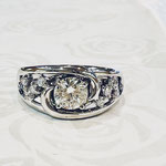 Ptダイヤリング　D：0.561ct　K・SIｰ2・G）・0.11ct　地金重量：5.9g 　現行サイズ：11番　￥210,000（税込）