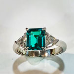Ptエメラルド・ダイヤリング　Ｅ：1.35ct Ｄ：0.61ct(トリリアントカット）サイズ直し可能範囲：7番～18番　￥630,000（税込）