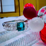 Ptエメラルド・ダイヤリング　E:1.32ct　D：1.06ct(プリンセスカット）　地金重量：8.71g　現行サイズ：12番　￥620,000（税込）