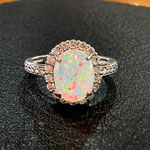 Ptオパール・ダイヤリング（オーバルカボションカット）　O：1.29ct　D：0.37ct　現行サイズ：12番　￥250,000（税込）