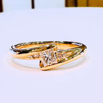 K18ダイヤファッションリング　D：G-SI-1･0.244ct・スクエアカット　0.03ct　地金重量：3.83g　現行サイズ：12番　￥198,000（税込）