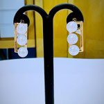 K18ベビーパール・ダイヤピアス　P：3.5mm～4mm　Ð：0.02ct　高さ：1.2cm　幅：5.7mm　キャッチ留式 　¥58,000（税込）
