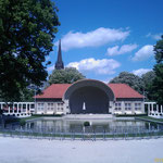 Orchestermuschel mit vorgelagertem Wasserbecken