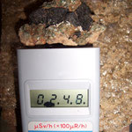 Uraninit (Pecchblende) - ist eine der stärksten natürlichen Quellen für radioaktive Strahlung.