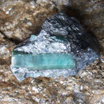 Smaragdstufe (Aluminium-Beryllium-Silikat) - wertvoller Edelstein, der z.T. höhere Preise als gleichgroße Diamanten erzielt.