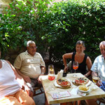 Gemütliches Mittagessen im Gartenbeizli