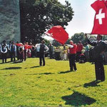 Der Auftakt mit Alphorn und Fahnenschwingen