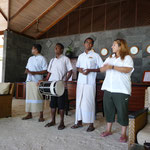 la la la, welcome do Komandoo, have a nice Holiday, la la la
