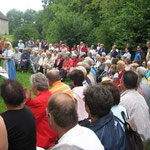 Die grosse Gemeinde hinter der Kapelle