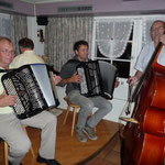 musige...