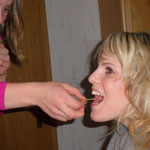Cordula füttert klein Katrin ;)