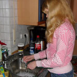 Hausfrau Mareike wäscht Pinsel aus
