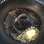 Butter in der kleineren Bratpfanne erwärmen