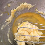 Butter und Ei cremig rühren