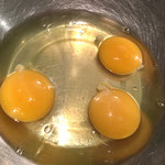 Drei ganze Eier in eine Schüssel geben