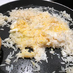 Ein Ei mit dem Reis vermischen