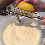 Zitronenzesten und Zitronensaft beigeben