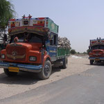 Tata-Trucks voller Steine