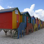 bunte Strandhaeuschen in Muizenberg bei Cape Town