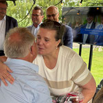 Willem Jan Mandersloot mag het cadeautje overhandigen en wordt daarvoor bedankt.