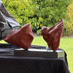 De abstracte vogelfiguren van dichtbij.
