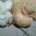 ik begin vaak met de witte wol als basis en prik de vaak meer kostbare wol eromheen.