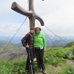 Der Findenigkofel mit Gipfelkreuz direkt die Grenze zu Italien