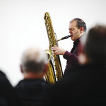 Dirk Raulf, am Saxophon wähend eines Auftritts der sonargemeinschaft