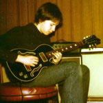 1978 mit Eigenbau-Gitarre im elterlichen Wohnzimmer