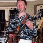1990 als Tanzmusik-Bassist