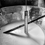 Caldera mit Thermometer: Bei 37 - 39 Grad wird das Lab beigemischt, danach die  Milch über 1 - 2 Stunden auf 50 - 52 Grad erhitzt
