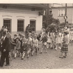 Kinderfestumzug 1959  in der Niedernstraße 