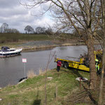 Auto schwimmt im Kanal