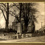 Ehrendenkmal mit Kirche