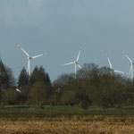 Blick zur Kirche mit dem Kastorfer Windpark im Hintergrund (2015)