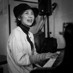 北本団地の中庭にてトリオ水晶の詠の演奏中。撮影は平口紀生氏。