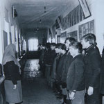 Утренняя линейка в старой школе. Ученики 1956 года рождения.