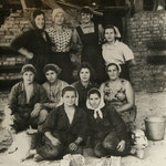 Саплева Алла (верхний ряд, вторая слева). Строительство сахарного завода.