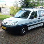 Peugot van de Huisehoudelijke Dienst met opdruk van Slaghareren Themepark & Resort.