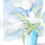 Aquarellbild "Weiße Tulpen in blauer Vase": blauer Hintergrund und blaue Vase mit weißen offenen Tuplenblüten