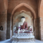Buddha in einem Tempel in Bagan