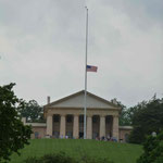 In Arlington, dem berühmten Militärfriedhof findet gerade mal wieder eine Beerdigung statt...