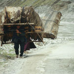Tibet, coracle  ( la barca di pelle di yak sulle spalle dell'uomo )