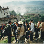 fedeli che assistono all'esposizione del Tangka a Drepung