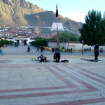 Xigatse. piazza antistante il monastero di Tashilumpo