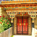 porta di ingresso in una casa di villaggio