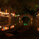 Tong Li - lungo canale di notte