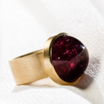 Ring von Urte Hauck, Hemmingen, Rubelith, 759|-Gelbgold